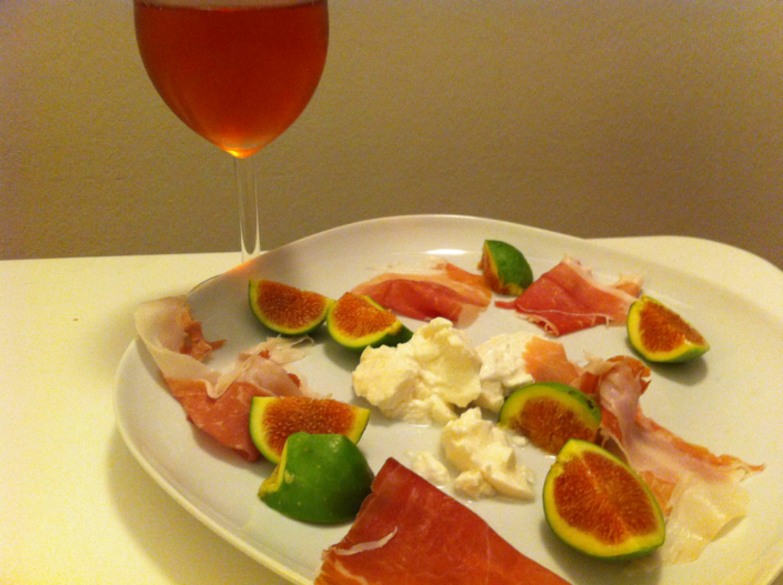 Burrata mit frischen Feigen und Prosciutto