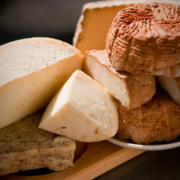 Geräucherter Ricotta (Ricotta affumicata) aus dem triestiner Karst